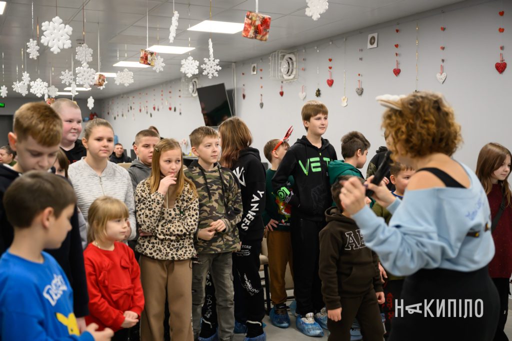 «Олені святого Миколая» привезли подарунки на Харківщину. Фоторепортаж 12 Олені Святого Миколая у Слатіно, Харківська область 6 грудня 2025 року, фото:Лептуга Ігор