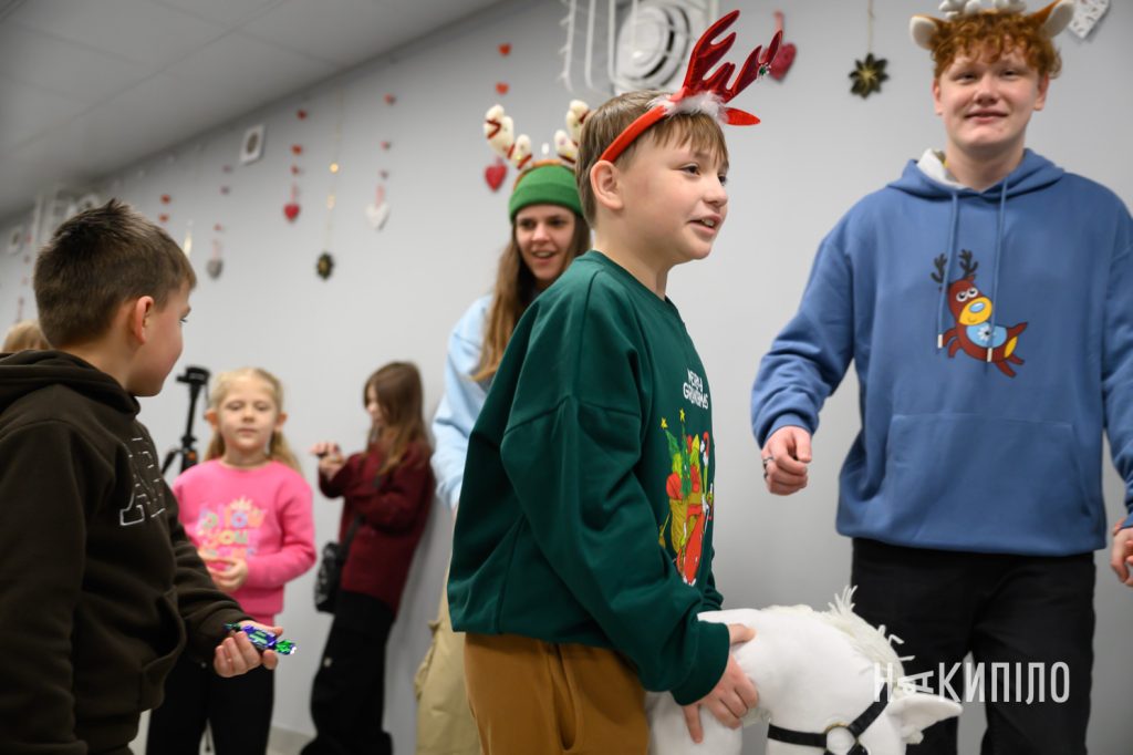 «Олені святого Миколая» привезли подарунки на Харківщину. Фоторепортаж 11 Олені Святого Миколая у Слатіно, Харківська область 6 грудня 2025 року, фото:Лептуга Ігор