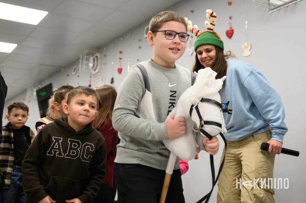 «Олені святого Миколая» привезли подарунки на Харківщину. Фоторепортаж 13 Олені Святого Миколая у Слатіно, Харківська область 6 грудня 2025 року, фото:Лептуга Ігор