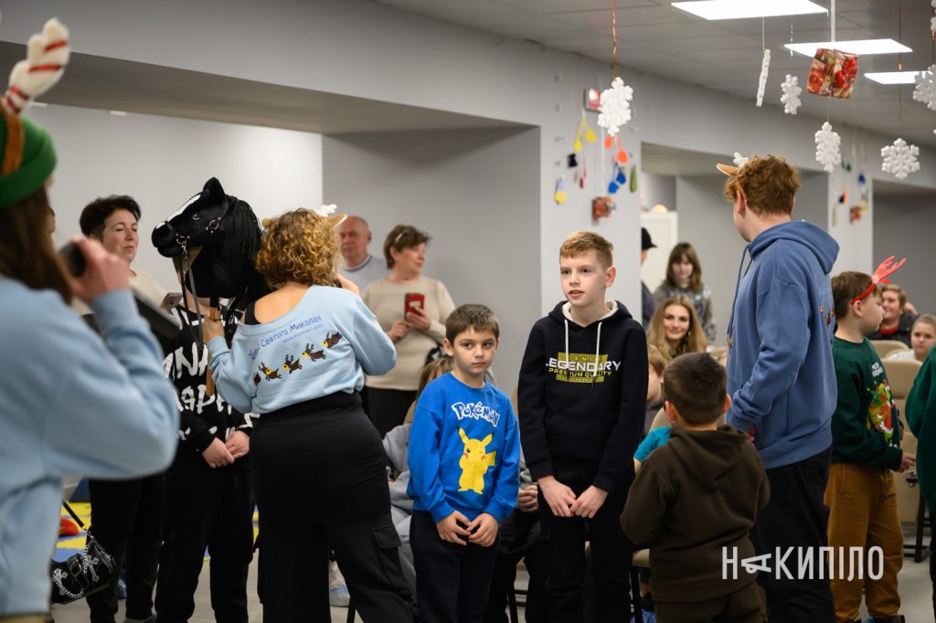 «Олені святого Миколая» привезли подарунки на Харківщину. Фоторепортаж 8 Олені Святого Миколая у Слатіно, Харківська область 6 грудня 2025 року, фото:Лептуга Ігор