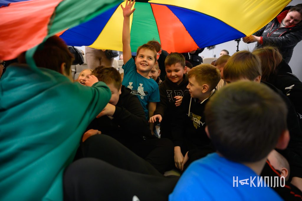«Олені святого Миколая» привезли подарунки на Харківщину. Фоторепортаж 10 Олені Святого Миколая у Слатіно, Харківська область 6 грудня 2025 року, фото:Лептуга Ігор