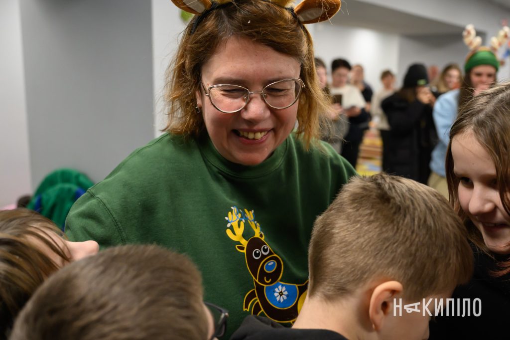 Дитина просить про Перемогу й акрилові маркери: зимові свята на прифронтових територіях 5 Олені Святого Миколая у Слатіно, Харківська область 6 грудня 2025 року, фото:Лептуга Ігор