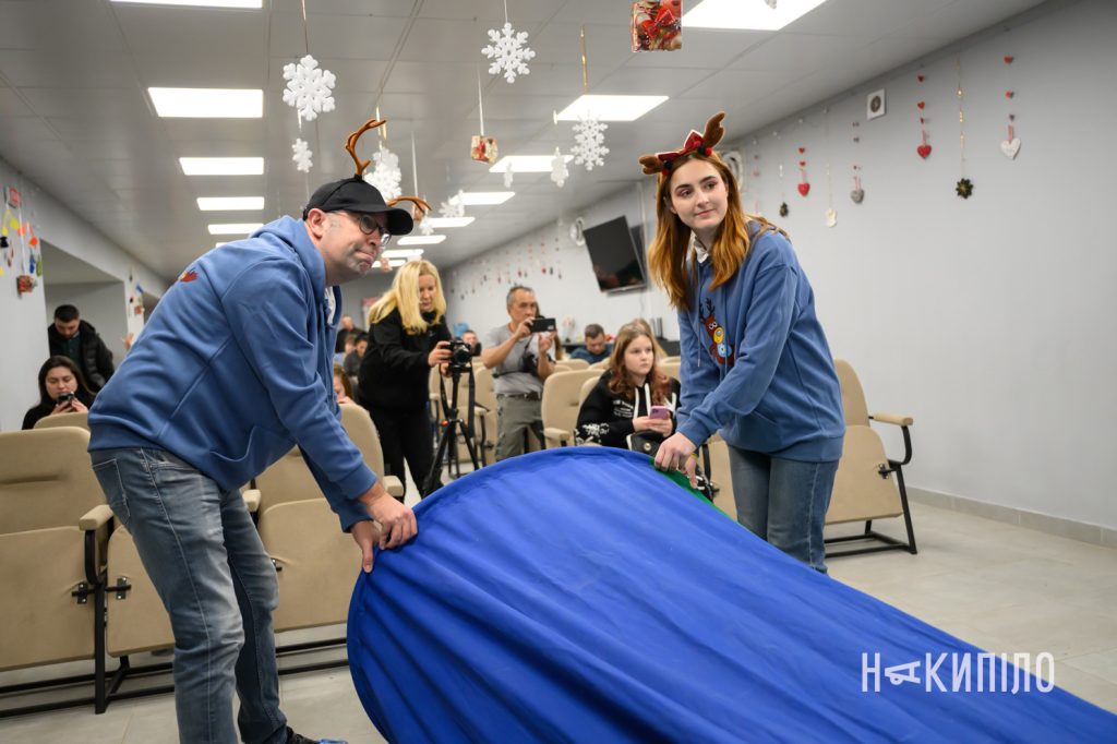 Дитина просить про Перемогу й акрилові маркери: зимові свята на прифронтових територіях 8 Олені Святого Миколая у Слатіно, Харківська область 6 грудня 2025 року, фото:Лептуга Ігор