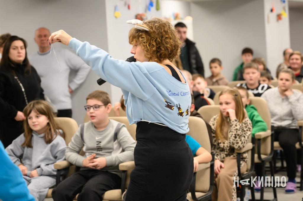 «Олені святого Миколая» привезли подарунки на Харківщину. Фоторепортаж 6 Олені Святого Миколая у Слатіно, Харківська область 6 грудня 2025 року, фото:Лептуга Ігор