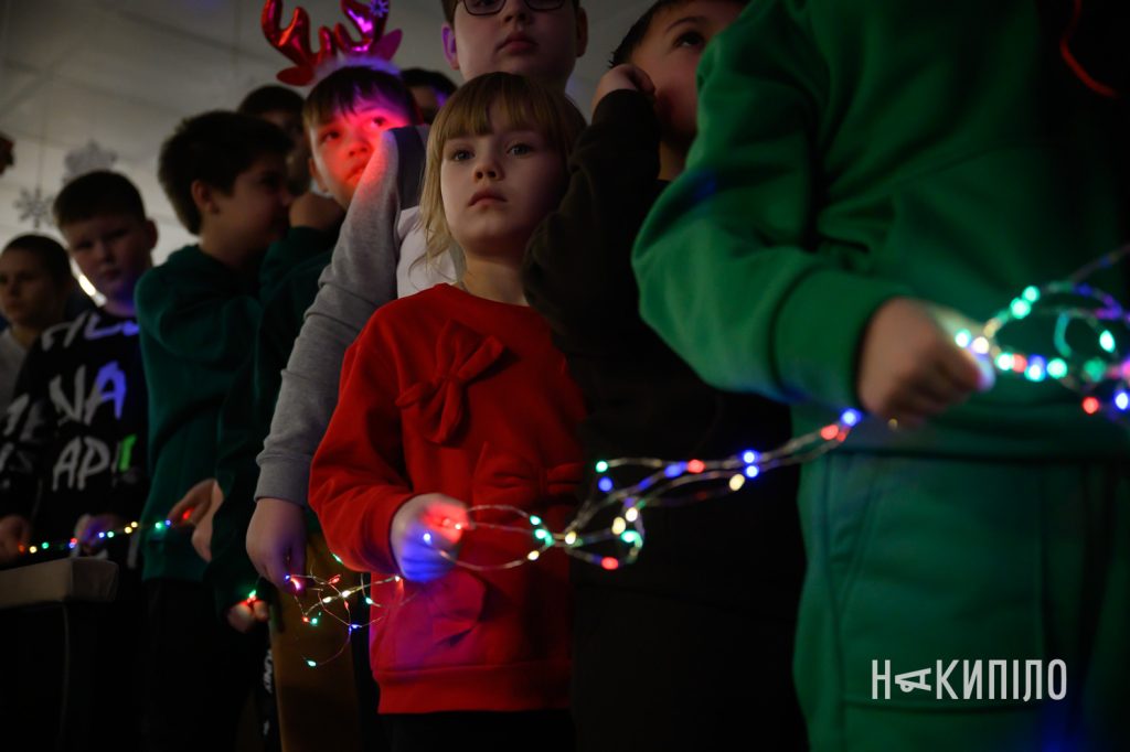 «Олені святого Миколая» привезли подарунки на Харківщину. Фоторепортаж 5 Олені Святого Миколая у Слатіно, Харківська область 6 грудня 2025 року, фото:Лептуга Ігор