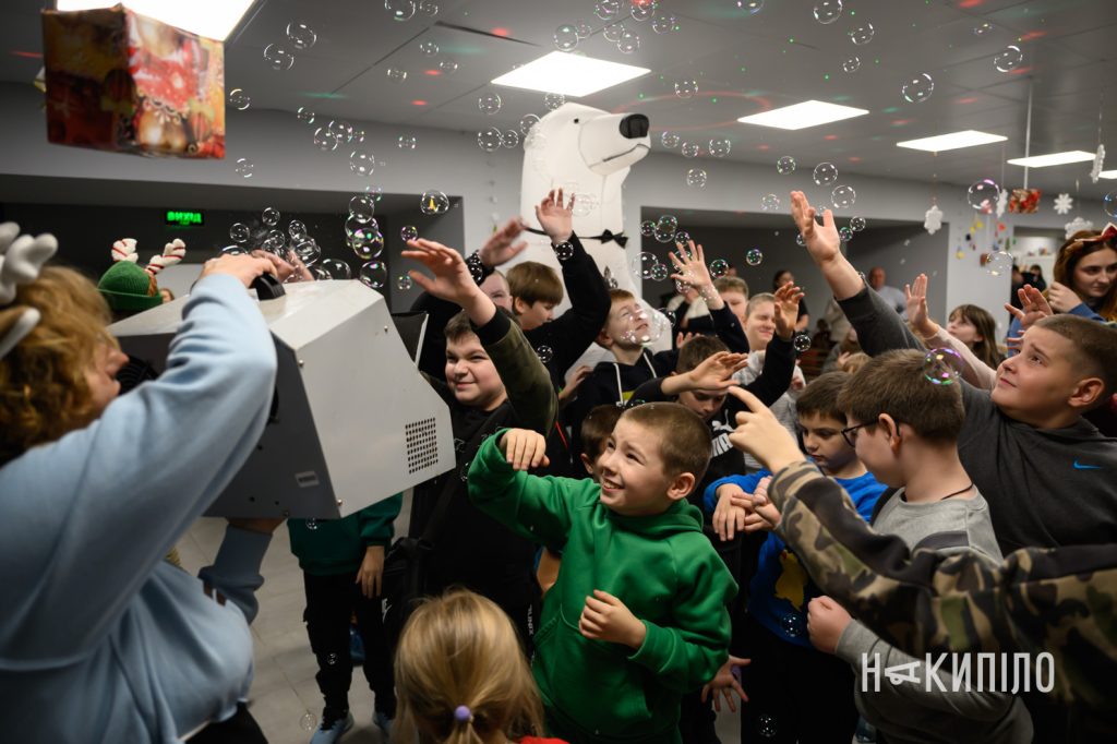 Дитина просить про Перемогу й акрилові маркери: зимові свята на прифронтових територіях 2 Олені Святого Миколая у Слатіно, Харківська область 6 грудня 2025 року, фото:Лептуга Ігор