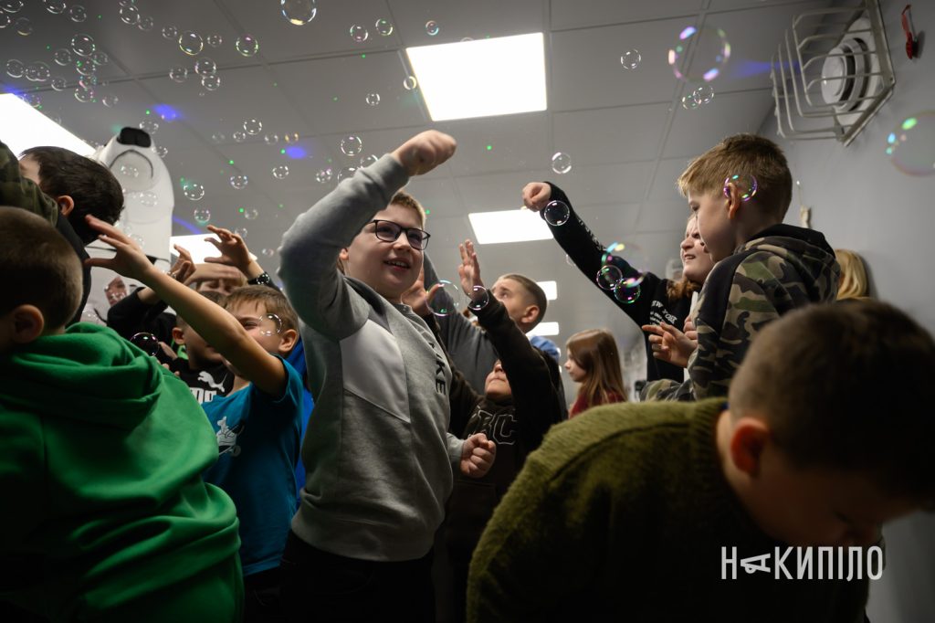 «Олені святого Миколая» привезли подарунки на Харківщину. Фоторепортаж 4 Олені Святого Миколая у Слатіно, Харківська область 6 грудня 2025 року, фото:Лептуга Ігор