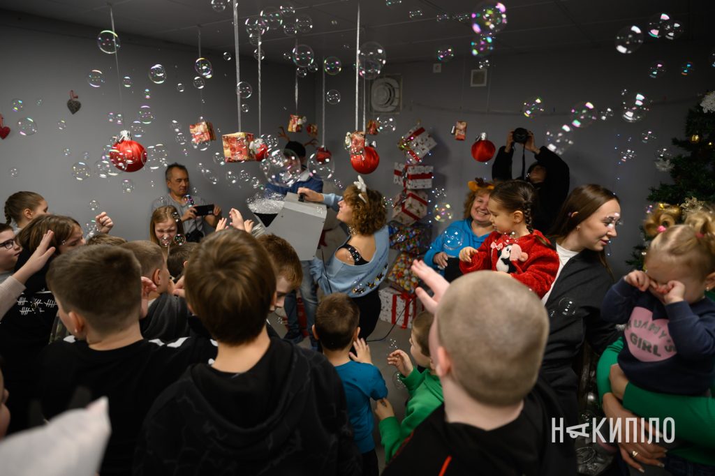 «Олені святого Миколая» привезли подарунки на Харківщину. Фоторепортаж 3 Олені Святого Миколая у Слатіно, Харківська область 6 грудня 2025 року, фото:Лептуга Ігор