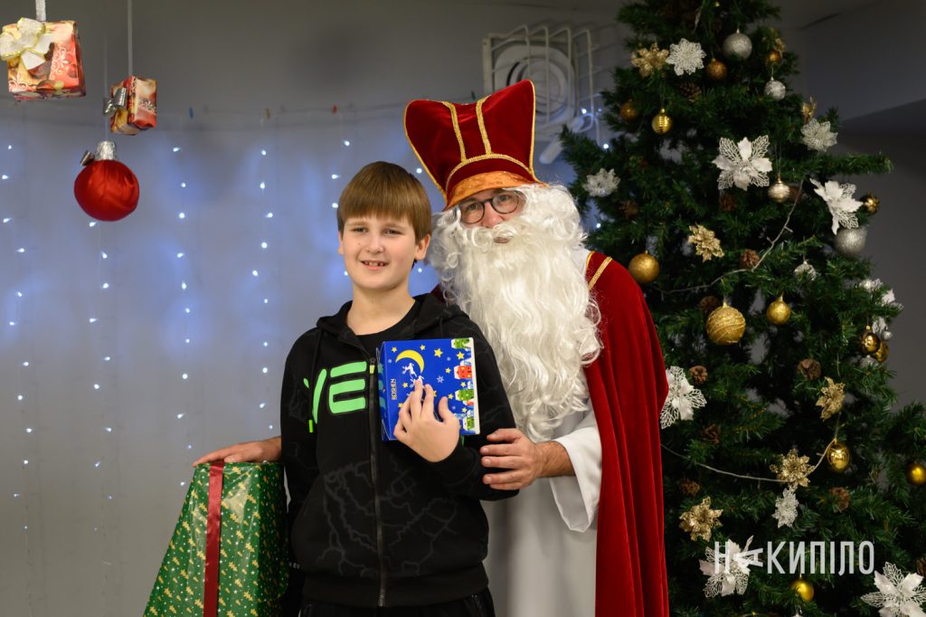 «Олені святого Миколая» привезли подарунки на Харківщину. Фоторепортаж 1 Олені Святого Миколая у Слатіно, Харківська область 6 грудня 2025 року, фото:Лептуга Ігор