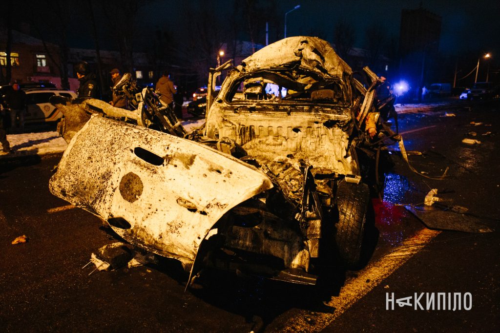 Ворожий КАБ поцілив в одну з головних доріг Харкова. Фото 10 Наслідки влучвння каб у Харкові 26 грудня 2025 року. Фото:Павло Пахоменко