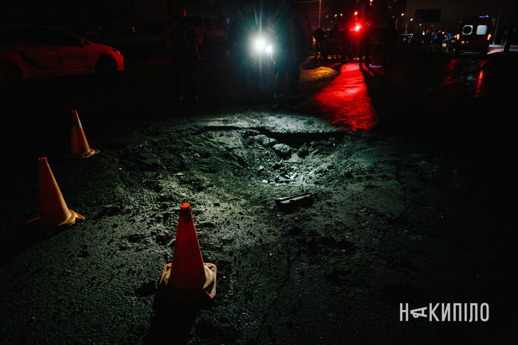 Ворожий КАБ поцілив в одну з головних доріг Харкова. Фото 3 Наслідки влучвння каб у Харкові 26 грудня 2025 року. Фото:Павло Пахоменко