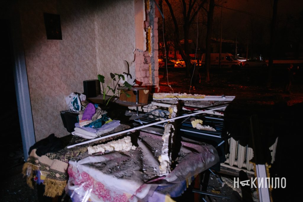 Ворожий КАБ поцілив в одну з головних доріг Харкова. Фото 9 Наслідки влучвння каб у Харкові 26 грудня 2025 року. Фото:Павло Пахоменко