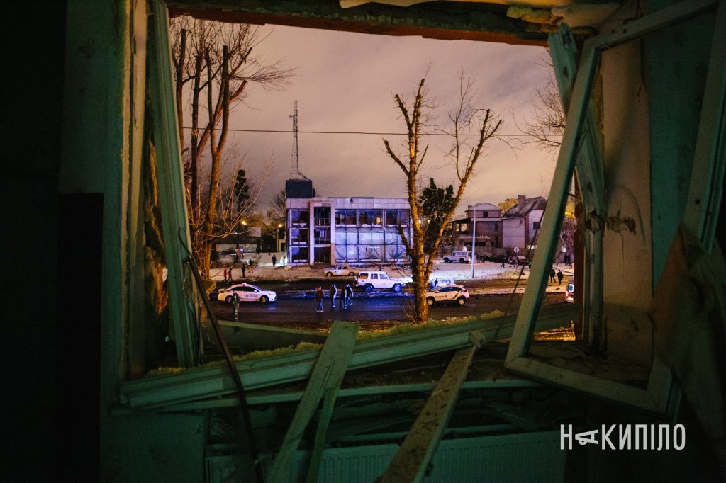 Ворожий КАБ поцілив в одну з головних доріг Харкова. Фото 8 Наслідки влучвння каб у Харкові 26 грудня 2025 року. Фото:Павло Пахоменко