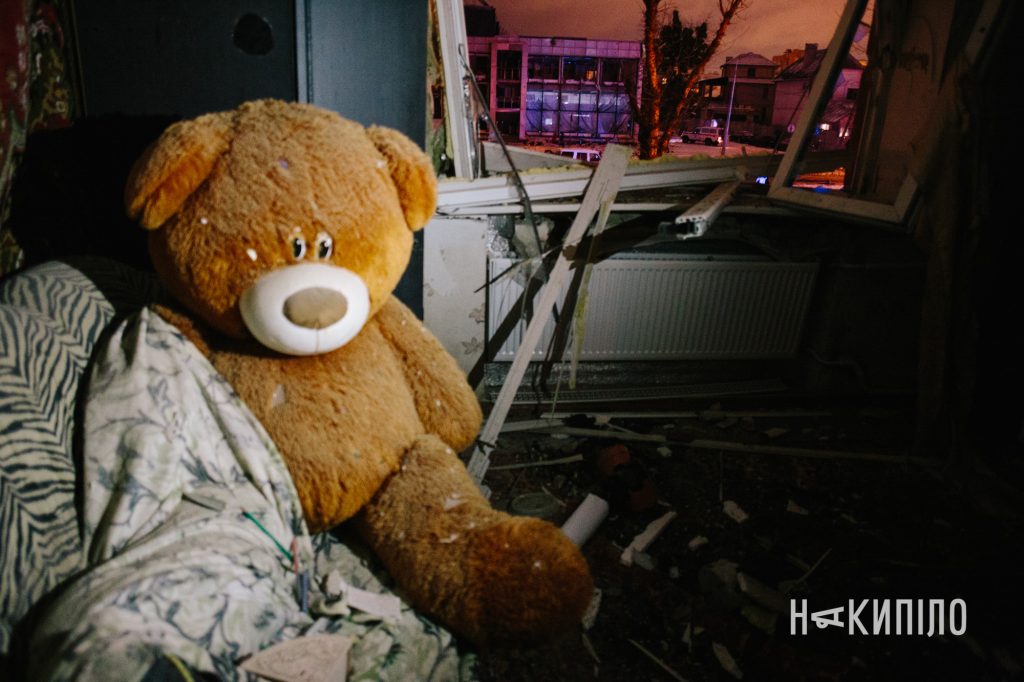 Ворожий КАБ поцілив в одну з головних доріг Харкова. Фото 6 Наслідки влучвння каб у Харкові 26 грудня 2025 року. Фото:Павло Пахоменко