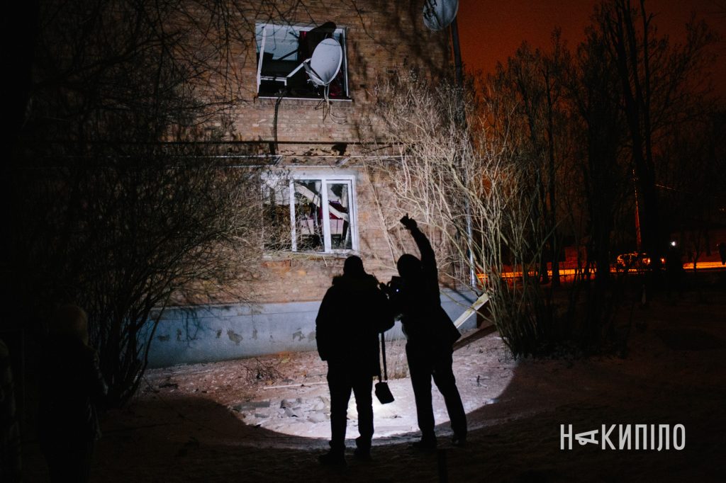 Ворожий КАБ поцілив в одну з головних доріг Харкова. Фото 5 Наслідки влучвння каб у Харкові 26 грудня 2025 року. Фото:Павло Пахоменко