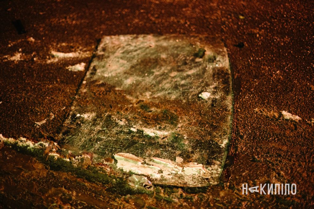 Ворожий КАБ поцілив в одну з головних доріг Харкова. Фото 11 Наслідки влучвння каб у Харкові 26 грудня 2025 року. Фото:Павло Пахоменко