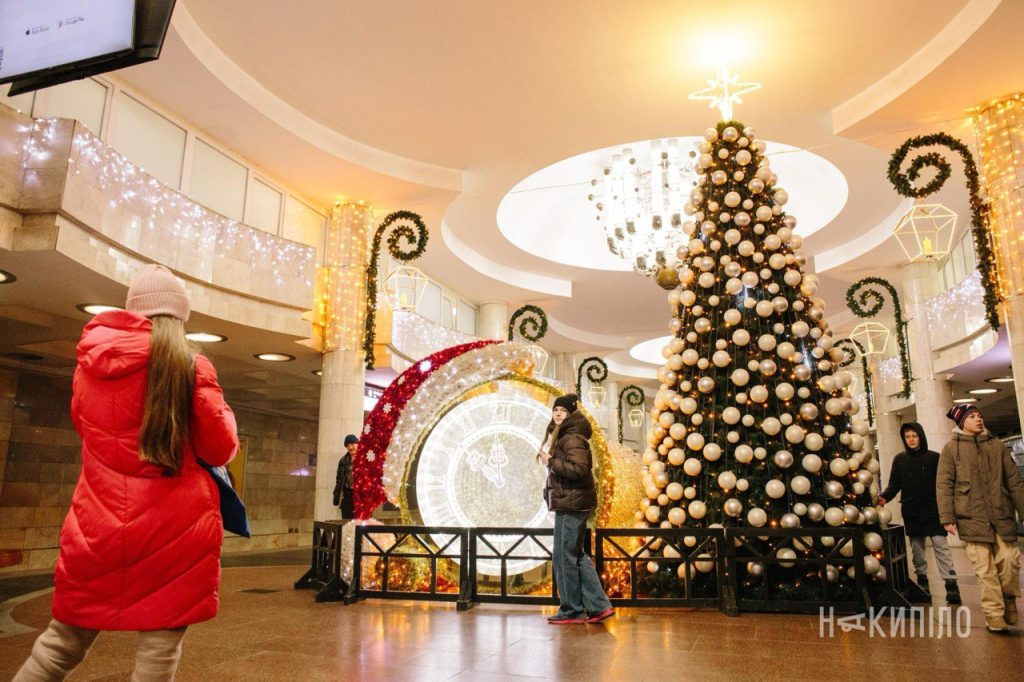 Головна ялинка Харкова вчетверте відкрилася у метро (фото) 6