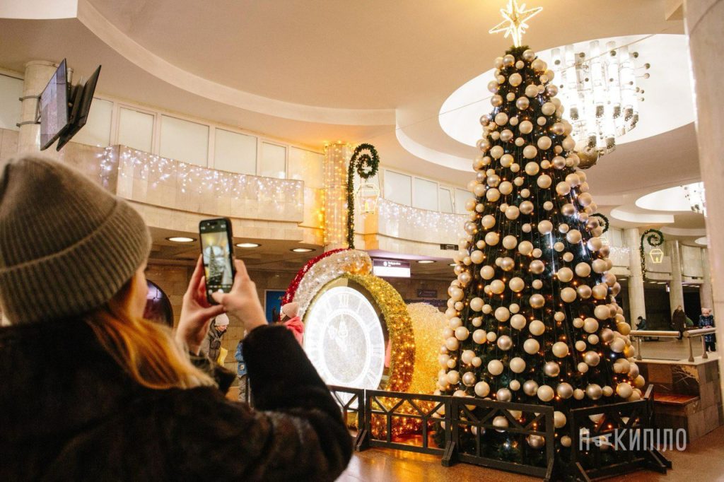 Головна ялинка Харкова вчетверте відкрилася у метро (фото) 1