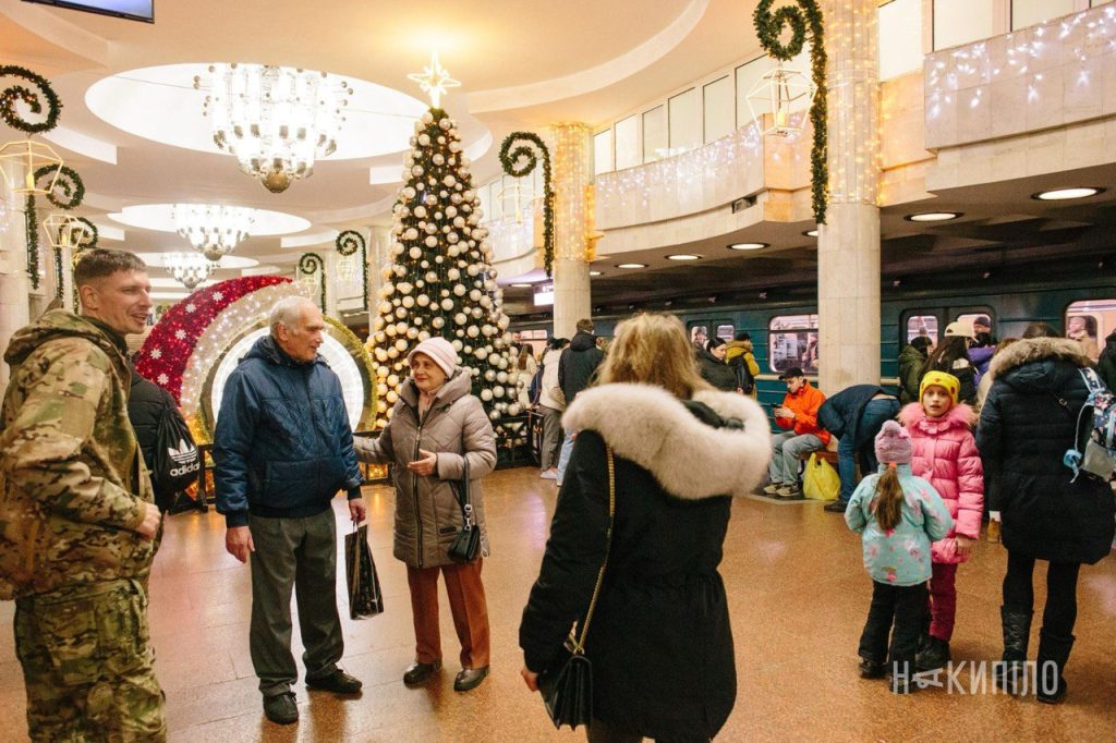 Головна ялинка Харкова вчетверте відкрилася у метро (фото) 7