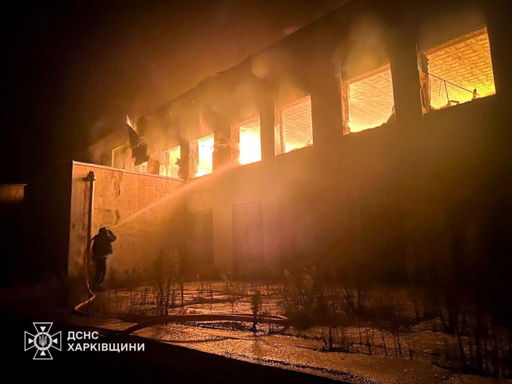 На Харківщині — масштабна пожежа після обстрілу 2