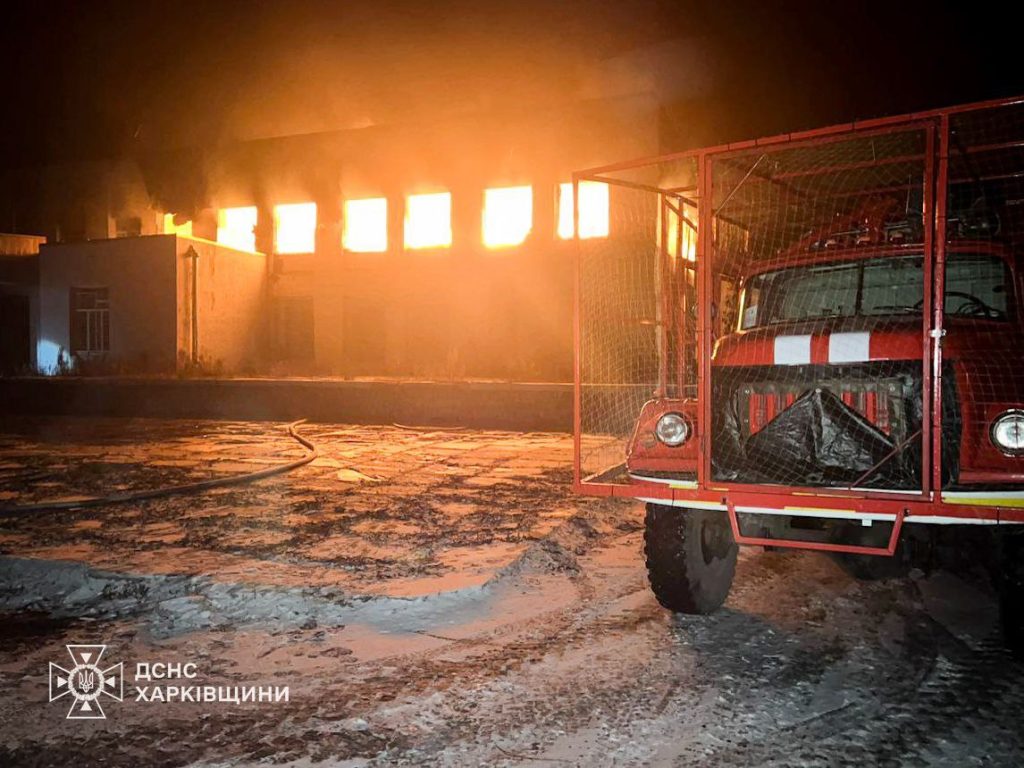 На Харківщині — масштабна пожежа після обстрілу 3