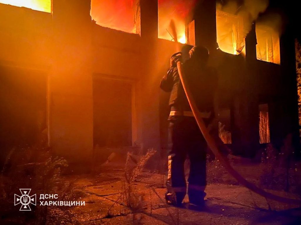 На Харківщині — масштабна пожежа після обстрілу 4