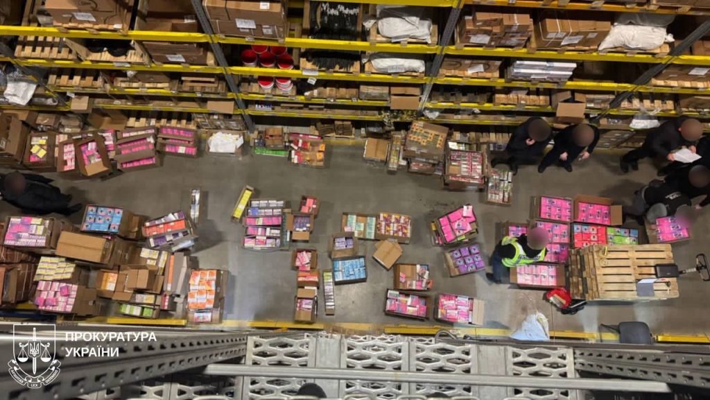 Тіньовий бізнес: на Харківщині вилучили електронні сигарети на майже 9 мільйонів гривень 1