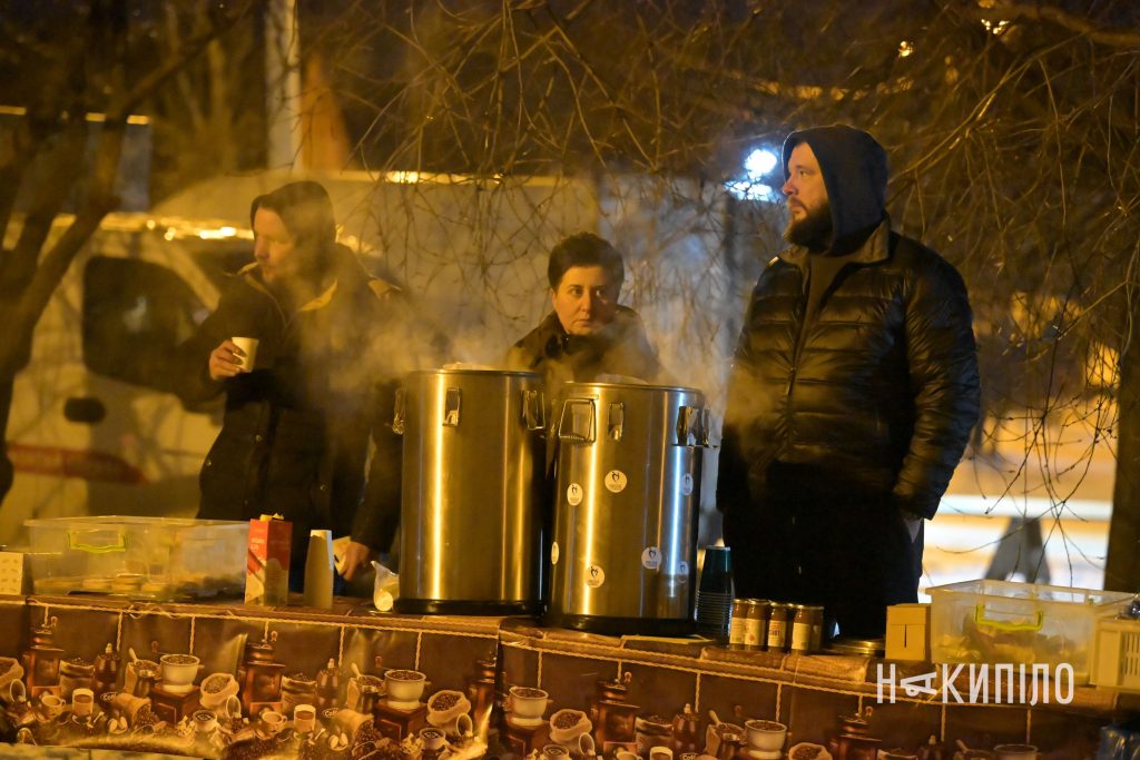 КАБ зруйнувала будинок у Харкові та залишила вирву. Фото наслідків Люди оговтуються після удару КАБ у Харкові