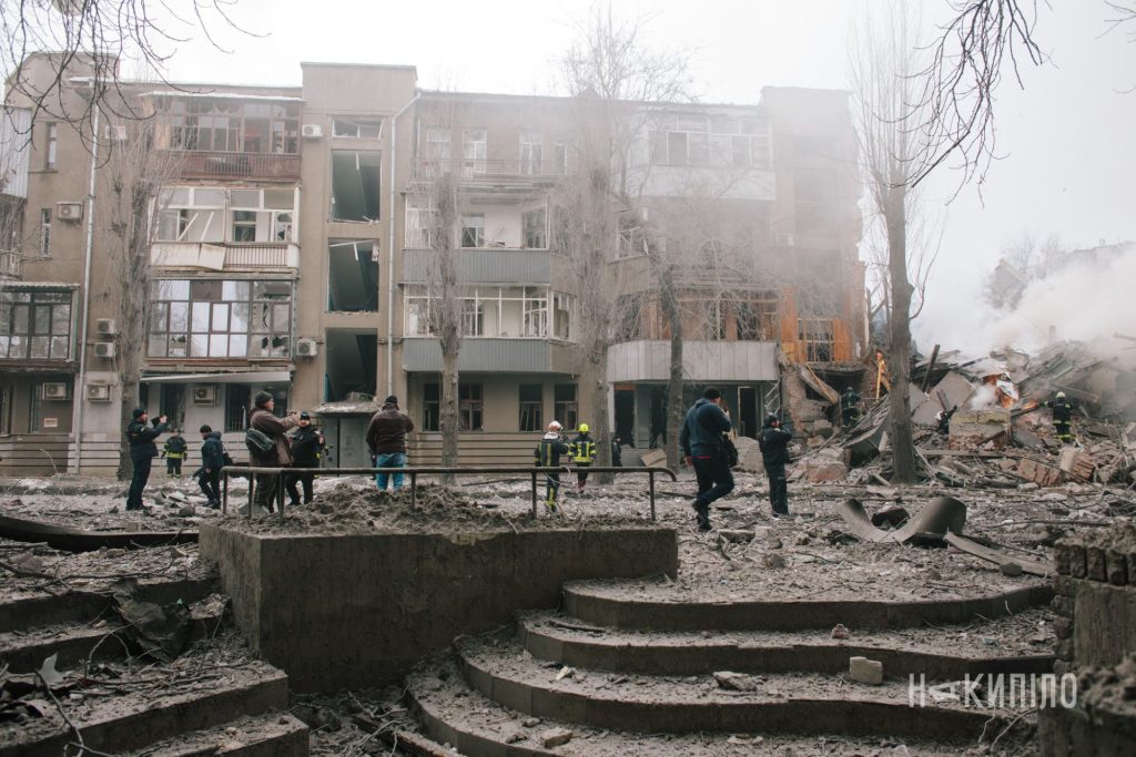 окупанти вдарили балістикою по центру Харкова. Фоторепортаж 12 Рятувальники розбирають завали зруйнованого будинку в Харкові