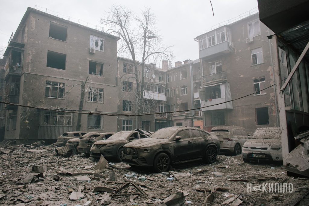 окупанти вдарили балістикою по центру Харкова. Фоторепортаж 14 Наслідки балістичного удару по житловому будинку в Харкові