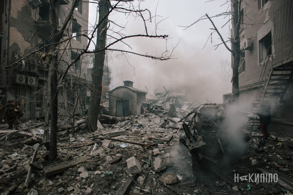 окупанти вдарили балістикою по центру Харкова. Фоторепортаж 1 Наслідки балістичного удару по житловому будинку в Харкові