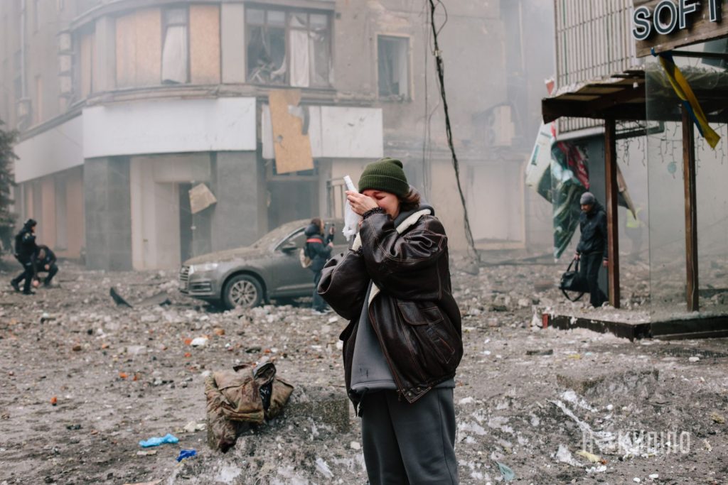 окупанти вдарили балістикою по центру Харкова. Фоторепортаж 2 Жінка на місці обстрілу у Харкові