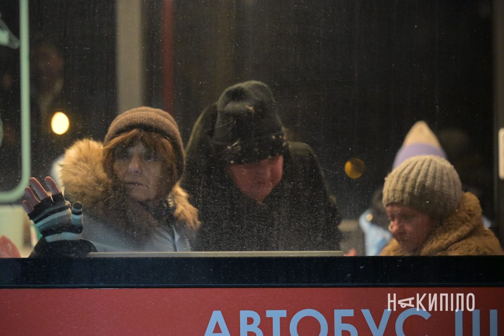 КАБ зруйнувала будинок у Харкові та залишила вирву. Фото наслідків Люди оговтуються після удару КАБ у Харкові