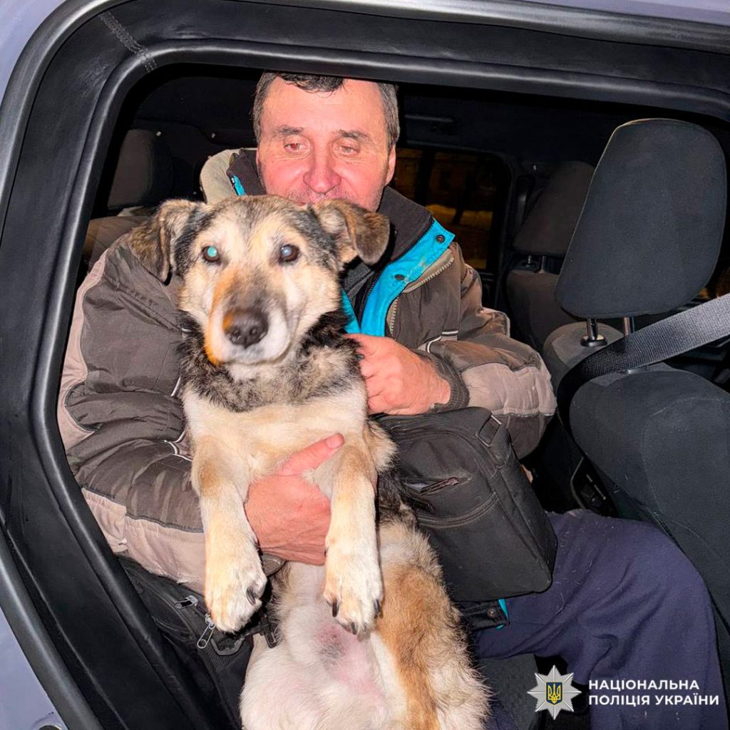 Копи врятували чоловіка і його пса з прифронтової Харківщини 1