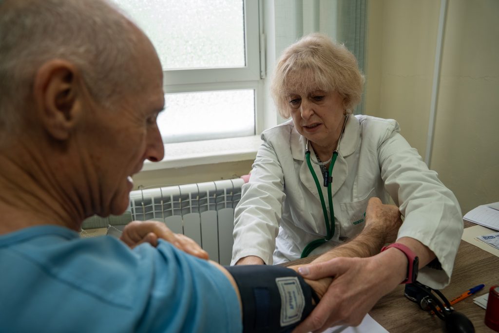 Куп’янський медичний центр у Харкові: як працює релокований заклад 5 Лікар Тетяна Вечір з пацієнтом