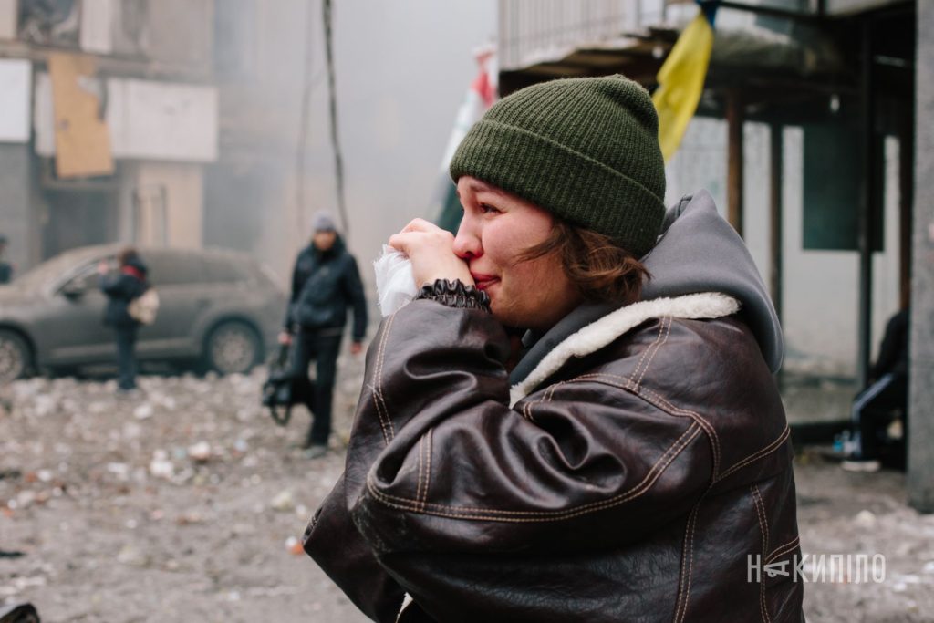 окупанти вдарили балістикою по центру Харкова. Фоторепортаж 3 Жінка на місці обстрілу у Харкові