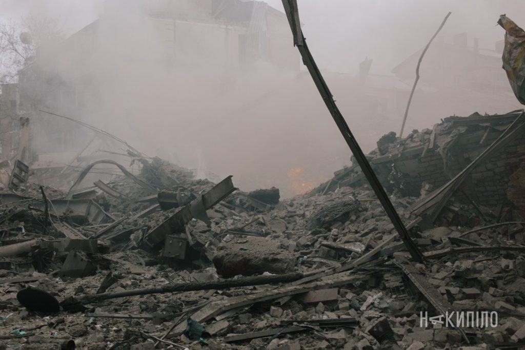 окупанти вдарили балістикою по центру Харкова. Фоторепортаж 4 Руйнування після російського обстрілу Харкова 2 січня 2026 року