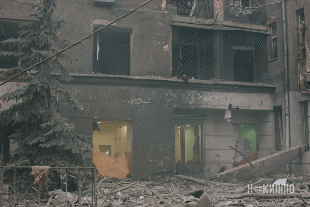 окупанти вдарили балістикою по центру Харкова. Фоторепортаж 5 Руйнування після російського обстрілу Харкова 2 січня 2026 року
