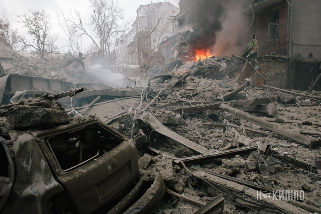 окупанти вдарили балістикою по центру Харкова. Фоторепортаж 7 Руйнування після російського обстрілу Харкова 2 січня 2026 року