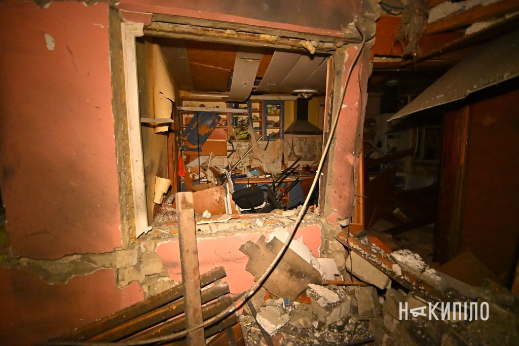 КАБ зруйнувала будинок у Харкові та залишила вирву. Фото наслідків КАБ зруйнувала будинок у Харкові та залишила вирву. Фото наслідків