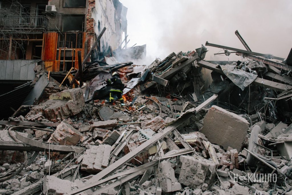 окупанти вдарили балістикою по центру Харкова. Фоторепортаж 8 Руйнування після російського обстрілу Харкова 2 січня 2026 року