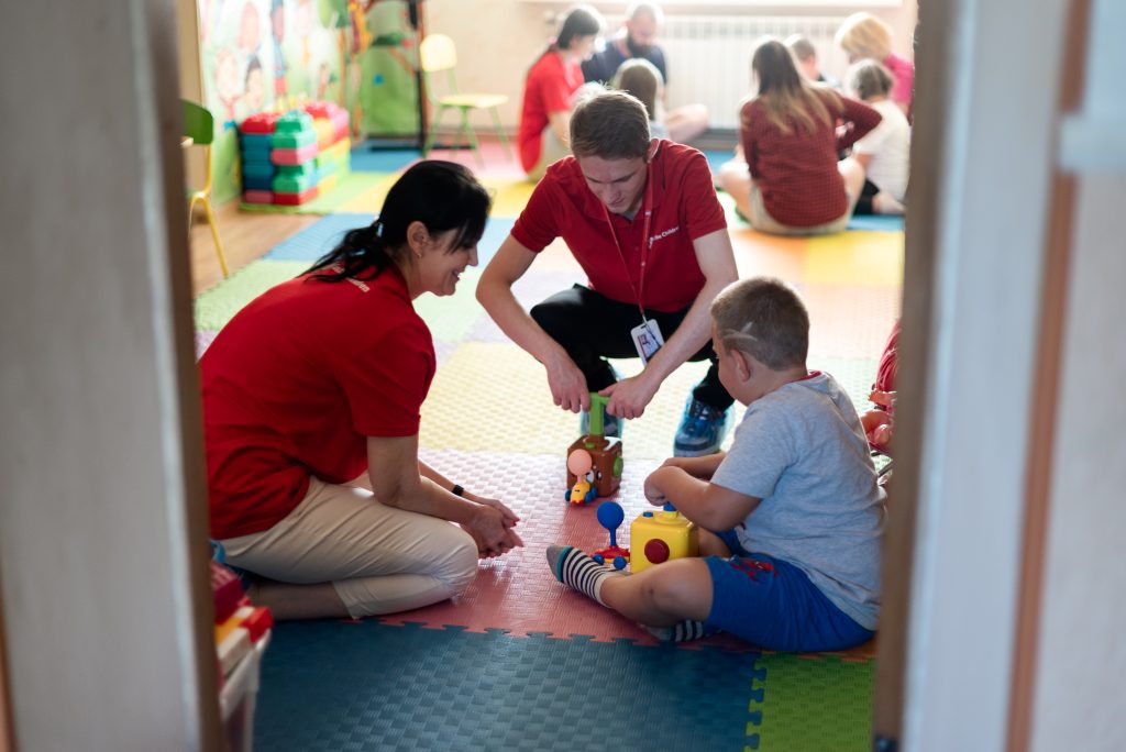 Безпечний простір, де можна знову бути дитиною: як підтримка Євросоюзу допомагає українським дітям зцілюватися 3