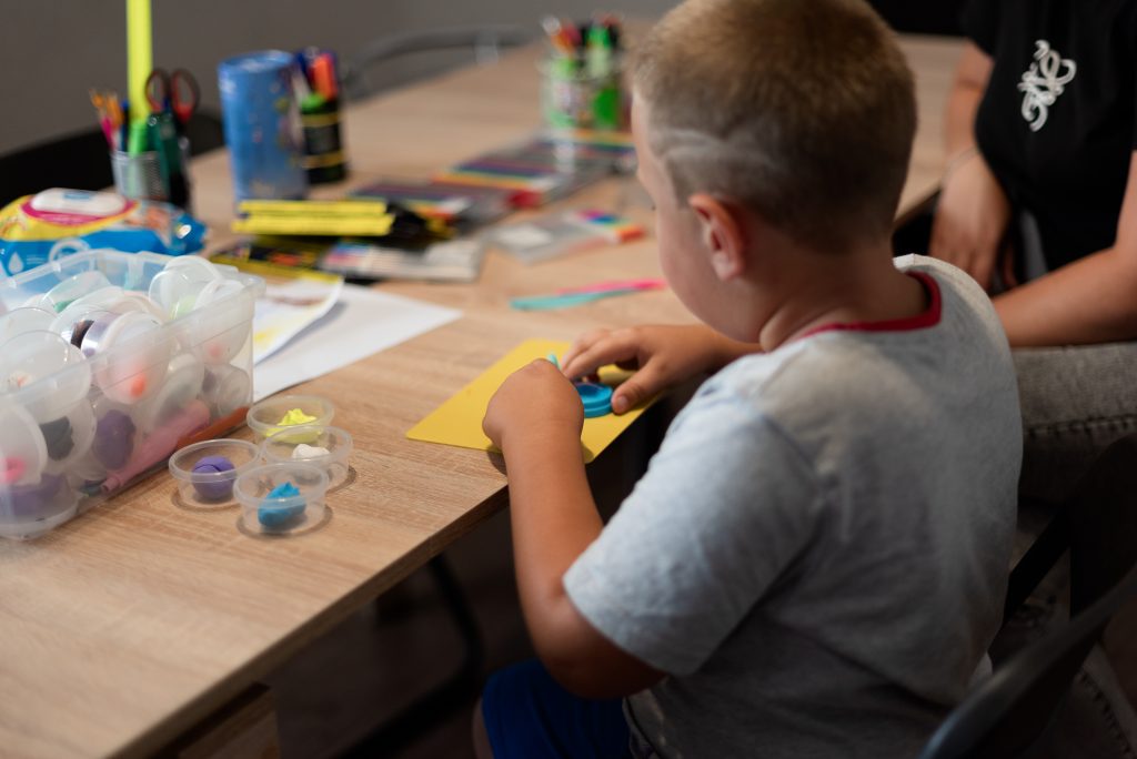 Безпечний простір, де можна знову бути дитиною: як підтримка Євросоюзу допомагає українським дітям зцілюватися 4