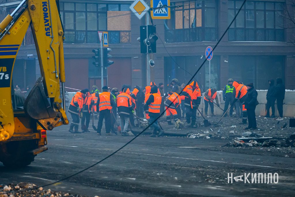 Ракетні удари по Харкову: стан постраждалих, пошук людей під завалами 8 зруйнований будинок, Харків, ракетний удар, балістична ракета, обстріл Харкова, п’ятиповерхівка, зруйнована будівля, центр Харкова, війна в Україні, руйнування, російський обстріл, цивільна інфраструктура, наслідки атаки, рятувальники, завали, ракета, 2 січня 2026, житловий будинок, вибух, ворожий удар, фото: Лептуга Ігор
