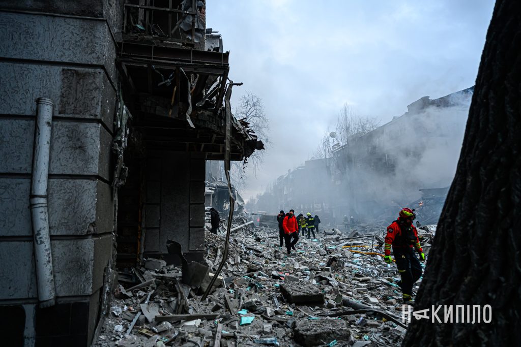 Ракетні удари по Харкову: стан постраждалих, пошук людей під завалами 6 зруйнований будинок, Харків, ракетний удар, балістична ракета, обстріл Харкова, п’ятиповерхівка, зруйнована будівля, центр Харкова, війна в Україні, руйнування, російський обстріл, цивільна інфраструктура, наслідки атаки, рятувальники, завали, ракета, 2 січня 2026, житловий будинок, вибух, ворожий удар, фото: Лептуга Ігор
