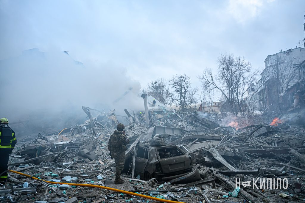 Під завалами офісного центру в Харкові можуть бути пʼятеро людей 4 зруйнований будинок, Харків, ракетний удар, балістична ракета, обстріл Харкова, п’ятиповерхівка, зруйнована будівля, центр Харкова, війна в Україні, руйнування, російський обстріл, цивільна інфраструктура, наслідки атаки, рятувальники, завали, ракета, 2 січня 2026, житловий будинок, вибух, ворожий удар, фото: Лептуга Ігор