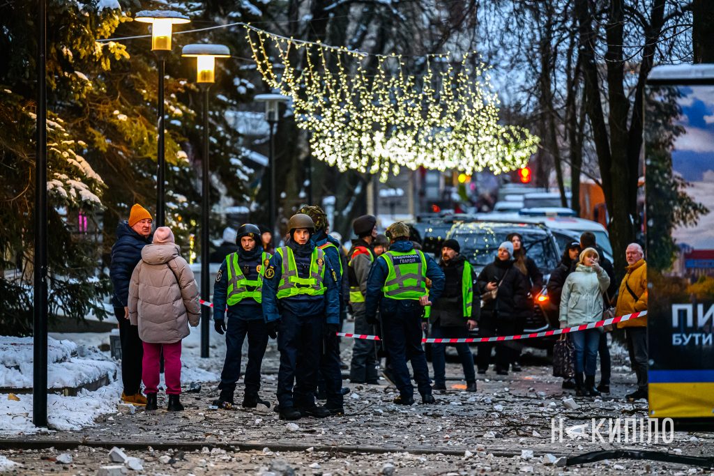 Під завалами офісного центру в Харкові можуть бути пʼятеро людей 3 зруйнований будинок, Харків, ракетний удар, балістична ракета, обстріл Харкова, п’ятиповерхівка, зруйнована будівля, центр Харкова, війна в Україні, руйнування, російський обстріл, цивільна інфраструктура, наслідки атаки, рятувальники, завали, ракета, 2 січня 2026, житловий будинок, вибух, ворожий удар, фото: Лептуга Ігор