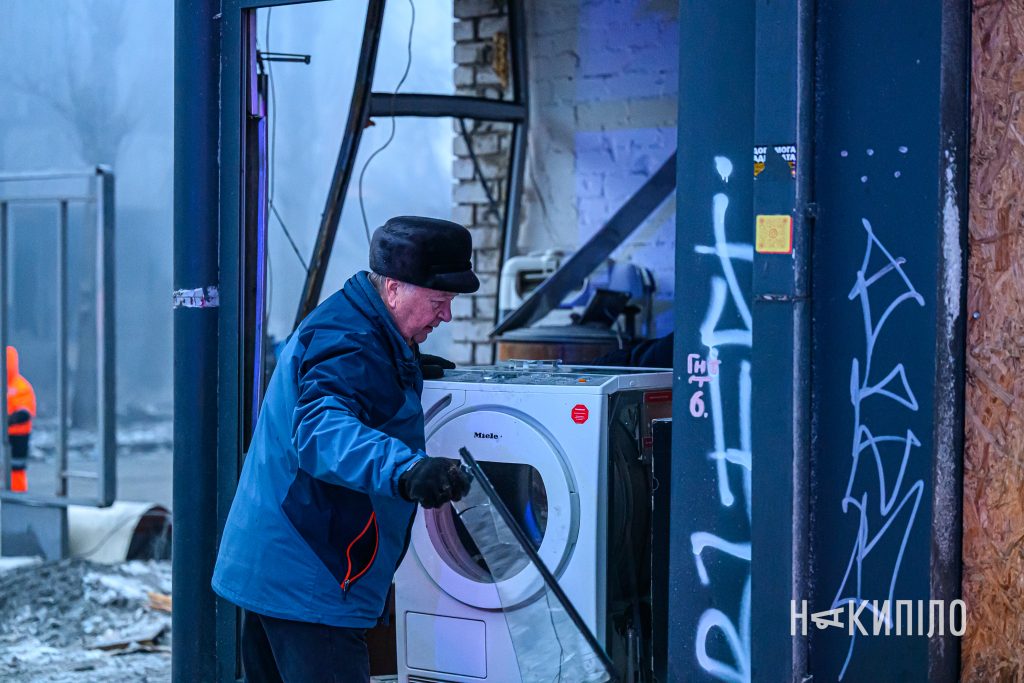 Ракетні удари по Харкову: стан постраждалих, пошук людей під завалами 7 зруйнований будинок, Харків, ракетний удар, балістична ракета, обстріл Харкова, п’ятиповерхівка, зруйнована будівля, центр Харкова, війна в Україні, руйнування, російський обстріл, цивільна інфраструктура, наслідки атаки, рятувальники, завали, ракета, 2 січня 2026, житловий будинок, вибух, ворожий удар, фото: Лептуга Ігор