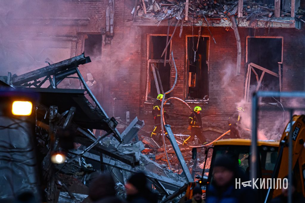 Ракетні удари по Харкову: стан постраждалих, пошук людей під завалами 9 зруйнований будинок, Харків, ракетний удар, балістична ракета, обстріл Харкова, п’ятиповерхівка, зруйнована будівля, центр Харкова, війна в Україні, руйнування, російський обстріл, цивільна інфраструктура, наслідки атаки, рятувальники, завали, ракета, 2 січня 2026, житловий будинок, вибух, ворожий удар, фото: Лептуга Ігор