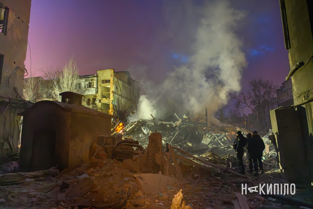 Ракетні удари по Харкову: стан постраждалих, пошук людей під завалами 4 зруйнований будинок, Харків, ракетний удар, балістична ракета, обстріл Харкова, п’ятиповерхівка, зруйнована будівля, центр Харкова, війна в Україні, руйнування, російський обстріл, цивільна інфраструктура, наслідки атаки, рятувальники, завали, ракета, 2 січня 2026, житловий будинок, вибух, ворожий удар, фото: Лептуга Ігор